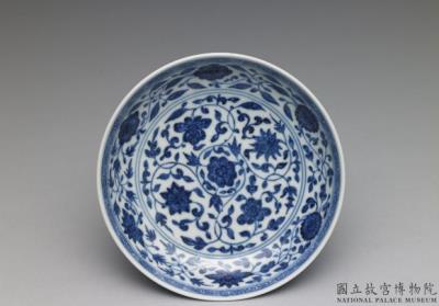 图片[3]-Dish with Indian lotus scrolls in underglaze blue, Qing dynasty, Qianlong reign (1736-1795)-China Archive